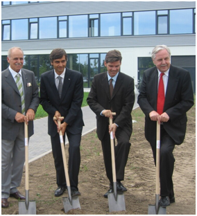 Erste Spatenstiche für den Neubau einer neuen Produktionsstätte und Lagerhalle in Karlsruhe.