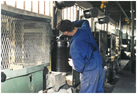 Mitarbeiter bei der Produktion von Draht und Drahterzeugnissen, Nägeln und Dachplatten aus Blech bei DRUTEX 1987