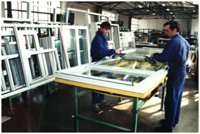 Zwei Mitarbeiter produzieren PVC-Fenster bei DRUTEX.