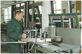 Arbeiter stellt Aluminiumfenster her.