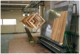 Produktion von Holzfenstern. 