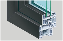 Dunkles Fensterprofil des KÖMMERLING 70 im Querschnitt mit eingesetzter Verglasung 