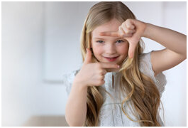 Mädchen mit langen Haaren zeigt Handzeichen