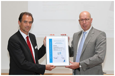 Zwei Männer präsentieren ein gerahmtes Zertifikat 