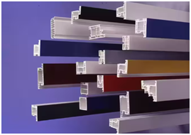 Verschiedene farbige Kunststoffprofile im Querschnitt