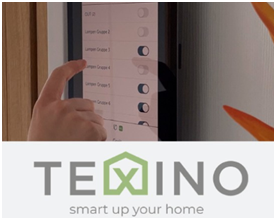 An der Wand angebrachtes Tablet zur Steuerung von Beleuchtung im Smart Home und Logo von TEXINO