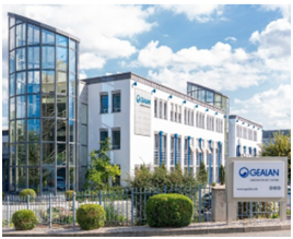 Modernes Gebäude mit Glasfassade und Firmenschild von GEALAN
