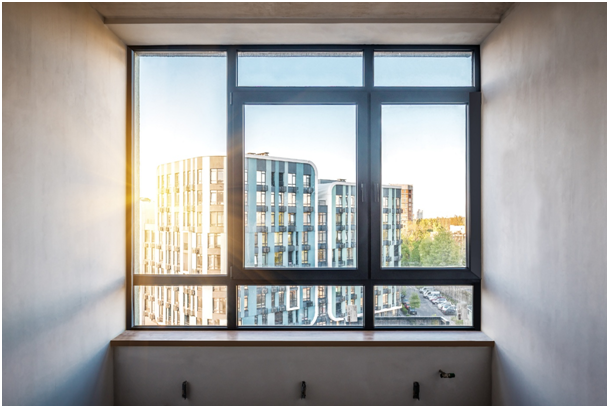 Kämpferfenster mit Ober- und Unterlicht sowie Blick auf moderne Wohngebäude
