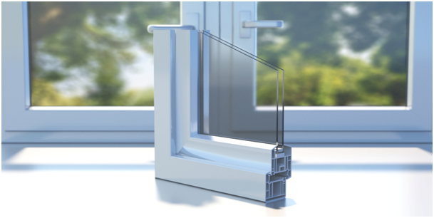 Modell eines Kunststoff-Alufensters mit Doppelverglasung vor einem Fenster mit unscharfem Hintergrund