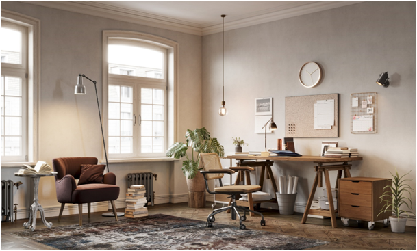 Arbeitsplatz mit Pflanzen, Teppich und Oberlichtfenstern im Altbaustil