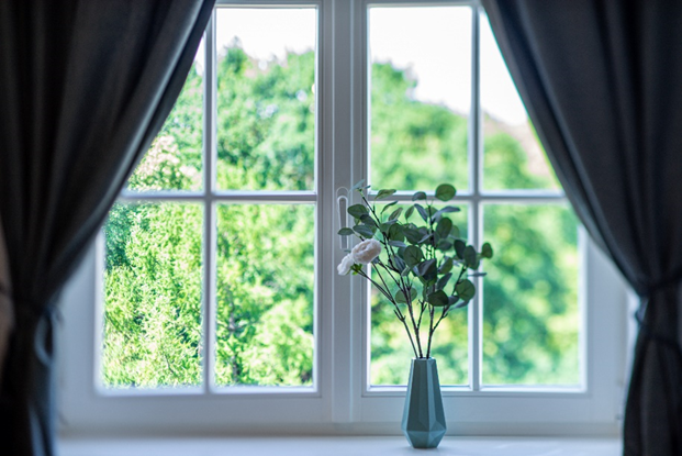 Weiße Verbundfenster mit beweglichem Pfosten und Kreuzsprossen